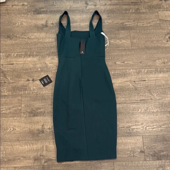 Elegant Green Dress - Picture 5 of 5